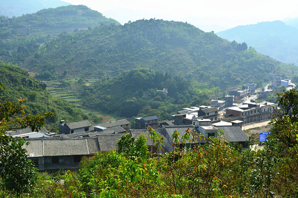 泥凼镇移民喜建新居