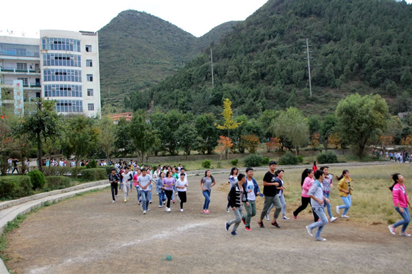 兴义市乌沙镇中学举行2014秋季学期消防防震演练