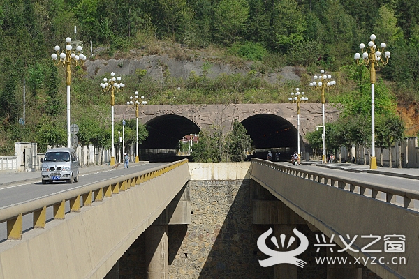 穿梭兴义的"时空隧道 领略明暗变幻中的迷人风景