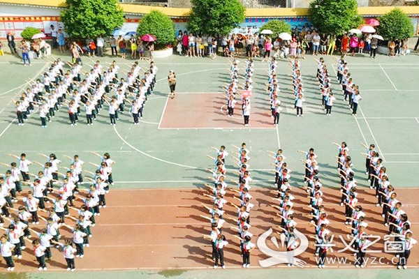 晴隆县第二小学举行"花样"大课间比赛庆"六一"