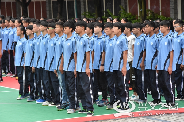 兴义五中学生军训训练间隙,正在休息的高一新生萧鸣说:"雨中操练不算