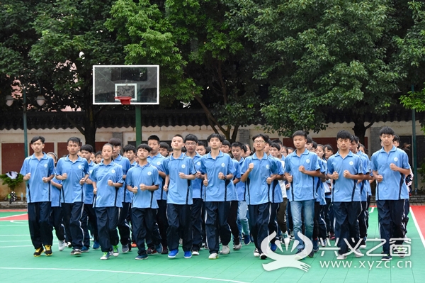 兴义五中学生军训雨中操练不算苦当日下午4点,天空阴沉,细雨绵绵,在