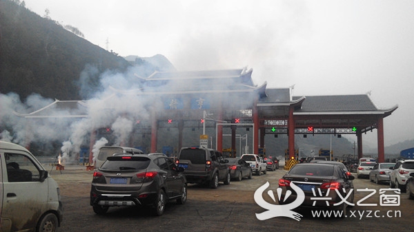 车辆有序经过册亨收费站车辆有序通过望谟西入口劝离高速路上的停车