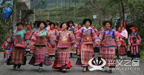 民族文化有苗族的"惹捱德亘"(芦笙棒舞),采花风情,喇叭苗服饰,彝族的