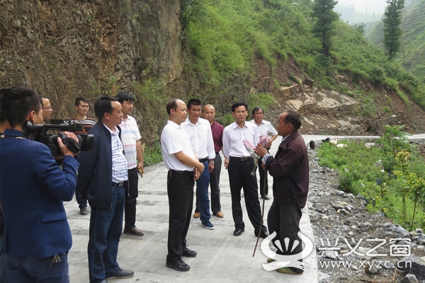 范华副州长到鸡场镇紫塘村调研易地扶贫搬迁工作