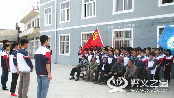 安龙县普坪中学学生到敬老院开展雷锋服务活动