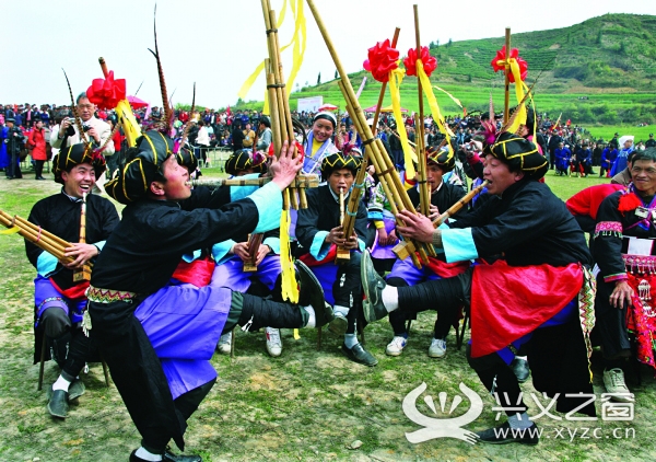 普安县为多民族聚居地区,民族文化有苗族的"惹捱德亘"(芦笙棒舞)