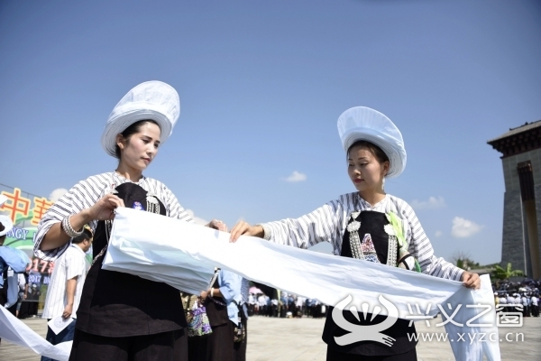 贞丰布依族群众在包帕比赛当天,村寨会举行祭山求雨祈福,重申"议郎古