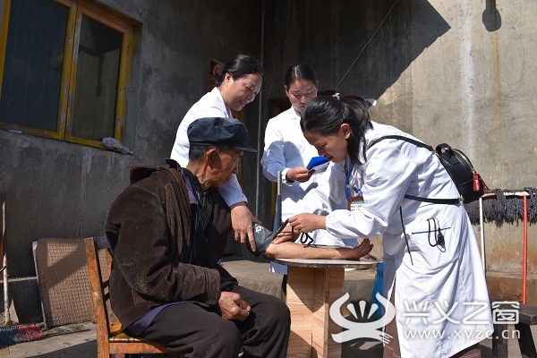 普安县卫计局走村串寨与老百姓签订家庭医生签约服务