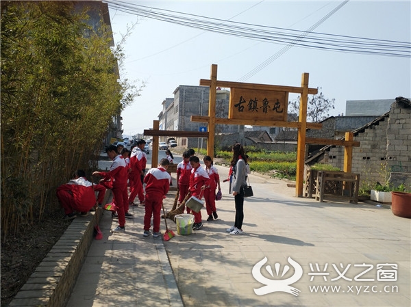 义龙新区鲁屯镇中心小学组织学生实践学雷锋