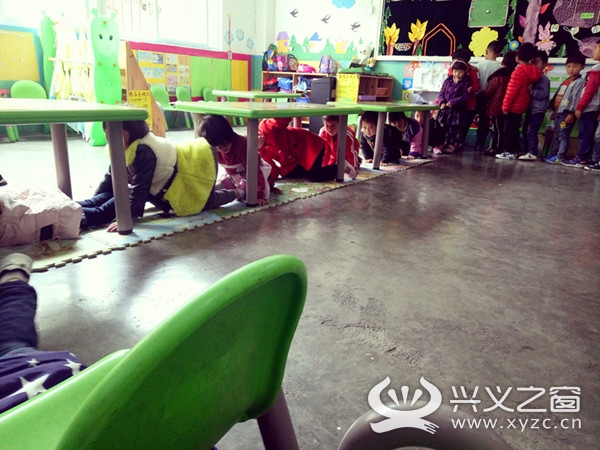 乌沙镇中心幼儿园大班自主开展爬爬乐室内体
