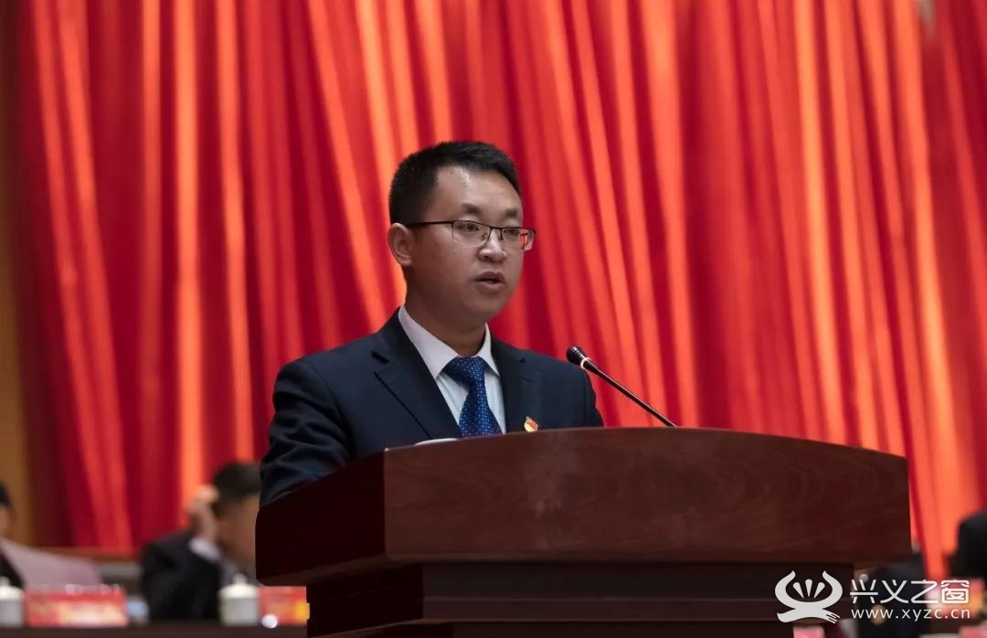 兴仁市政府副市长刘玻代表市人民政府作《兴仁市人民政府关于政协兴仁