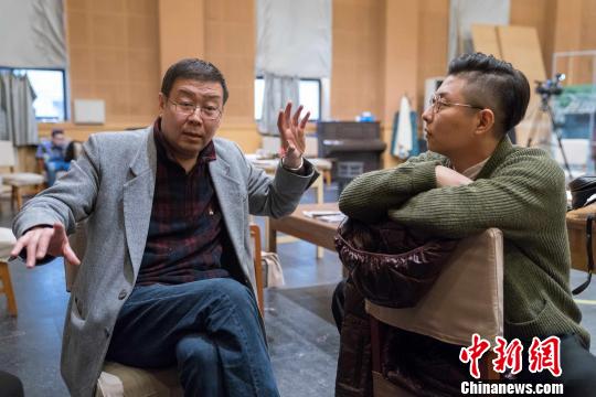 任鸣(左)与闫锐在排练场 史春阳 摄即便是对于有京剧专业基础的闫锐