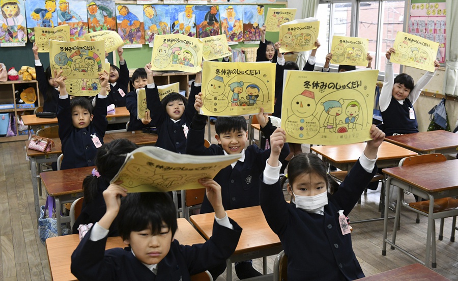 日本各地迎第三学期开学日 小学生写"正月"汉字