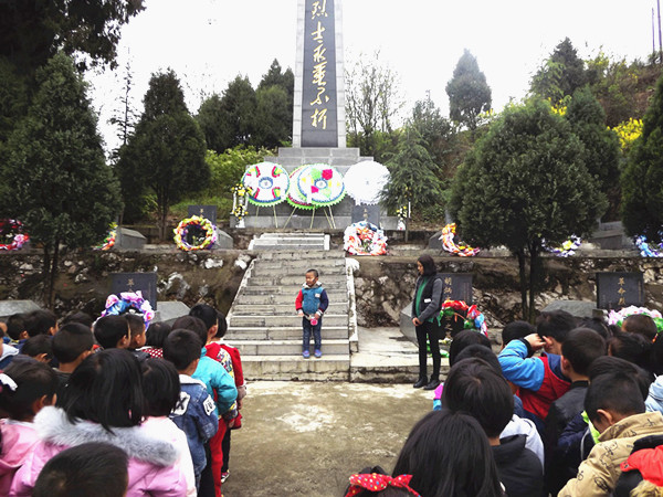 3月31日,兴义市乌沙镇中心幼儿园组织大班幼儿前往乌沙烈士陵园开展了