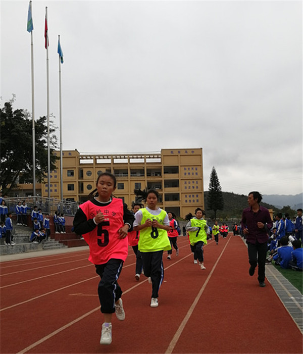 激情飞扬的跑道记兴义市马岭中学2020年冬季运动会女子800米比赛