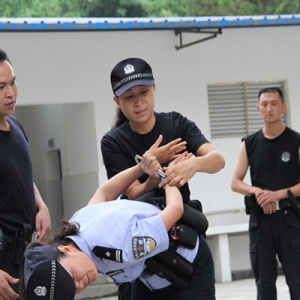 册亨警方：警务实战训练确保国庆期间安全