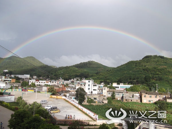 7月3日下午6点,兴义市白碗窑镇上空惊现双彩虹奇观