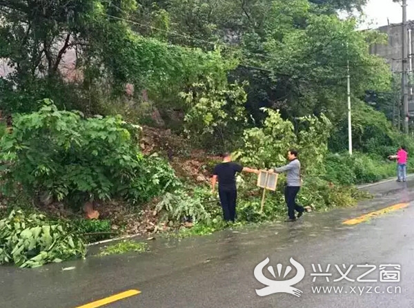 兴义市连日降大雨 今日凤仪路中段发生山体滑坡