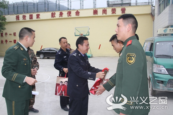 本地资讯 七县义市 册亨 在县武警中队慰问中,杨亚兴副局长,王涌