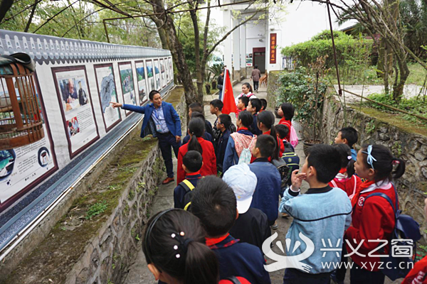义龙新区顶效镇铁路小学师生到贵州龙博物馆参观