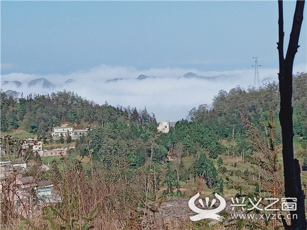 云雾缭绕兴义市白碗窑镇大水井村又出现两重天奇观