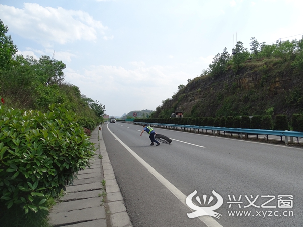 兴义 5月3日,兴仁路政执法大队执法人员巡查至g7612纳兴高速(晴兴段)