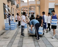 贵州苗西南饮品有限公司捐赠800件矿泉水助力高考圆梦