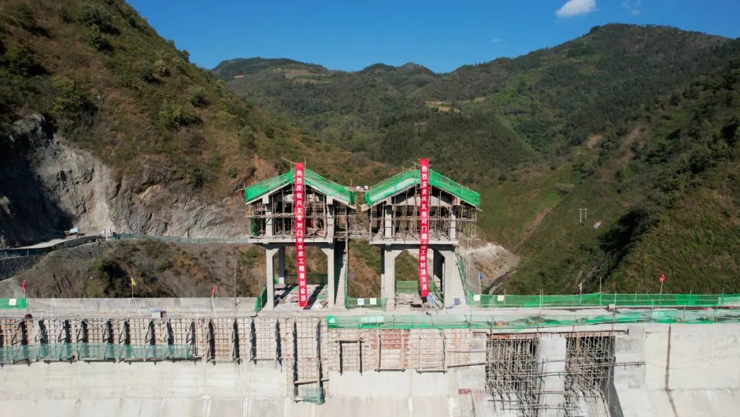 兴义市对门坡水库大坝顺利封顶 预计明年5月下闸蓄水