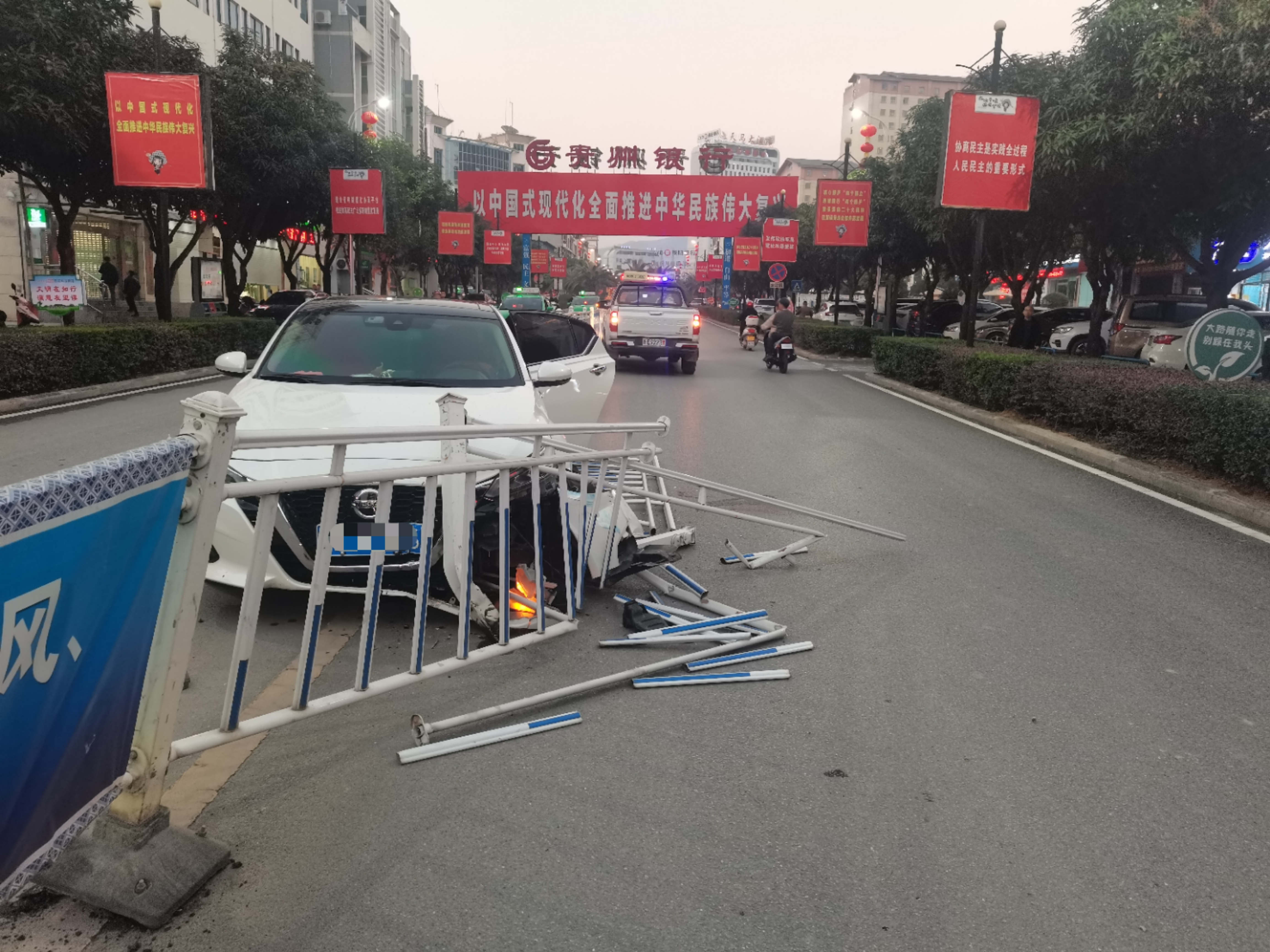 望谟：女子驾车撞上道路中央护栏 幸在全程系好安全带人员并未受伤