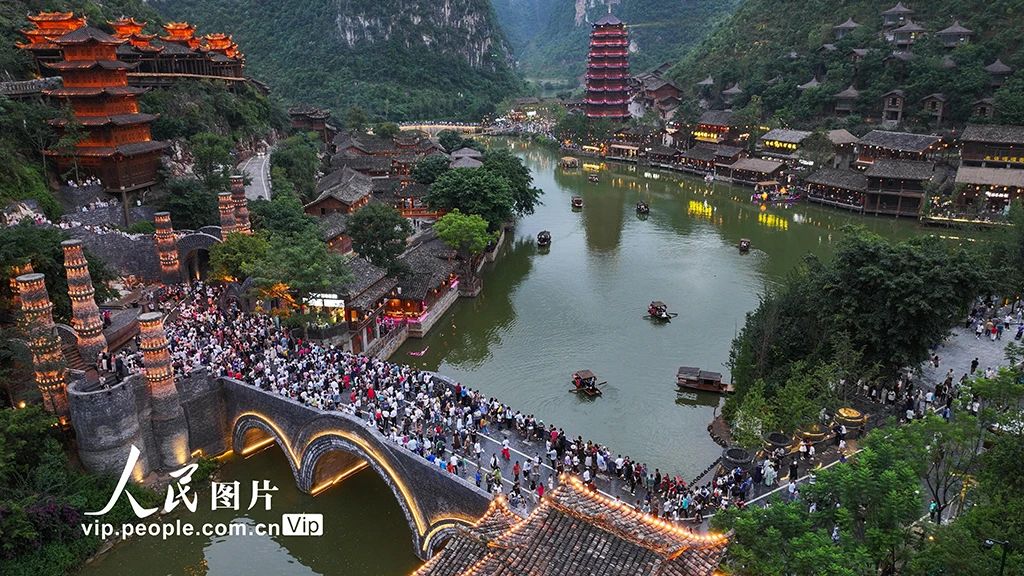 《贵州兴义:夏日旅游升温》,报道了入夏以来,黔西南州兴义市不断丰富