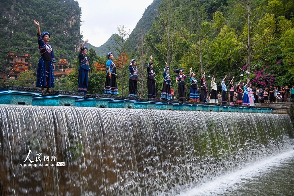 人民网关注贵州兴义:夏日旅游升温